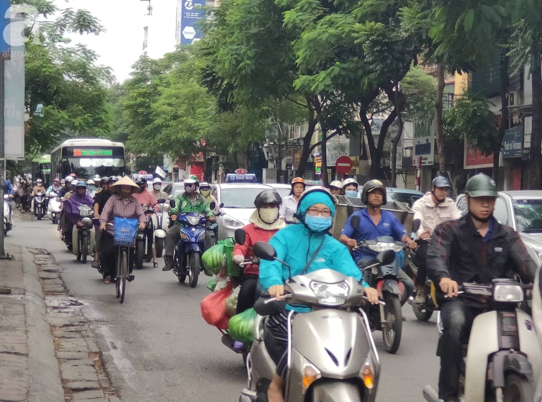 Hà Nội: Không khí lạnh tràn về, nhiệt độ giảm mạnh, người dân thích thú mặc áo ấm ra đường dưới trời mưa phùn - 14 Hà Nội: Không khí lạnh tràn về, nhiệt độ giảm mạnh, người dân thích thú mặc áo ấm ra đường dưới trời mưa phùn - 14