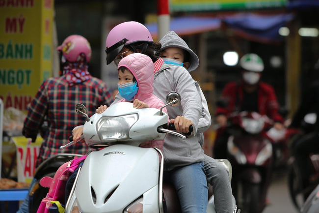 Hà Nội: Không khí lạnh tràn về, nhiệt độ giảm mạnh, người dân thích thú mặc áo ấm ra đường dưới trời mưa phùn - 4 Hà Nội: Không khí lạnh tràn về, nhiệt độ giảm mạnh, người dân thích thú mặc áo ấm ra đường dưới trời mưa phùn - 4