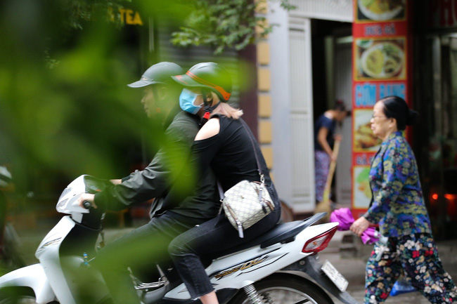Hà Nội: Không khí lạnh tràn về, nhiệt độ giảm mạnh, người dân thích thú mặc áo ấm ra đường dưới trời mưa phùn - 5 Hà Nội: Không khí lạnh tràn về, nhiệt độ giảm mạnh, người dân thích thú mặc áo ấm ra đường dưới trời mưa phùn - 5