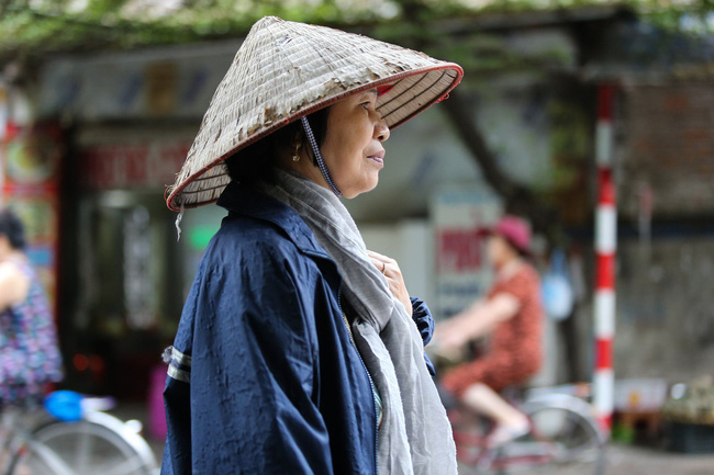 Hà Nội: Không khí lạnh tràn về, nhiệt độ giảm mạnh, người dân thích thú mặc áo ấm ra đường dưới trời mưa phùn - 7 Hà Nội: Không khí lạnh tràn về, nhiệt độ giảm mạnh, người dân thích thú mặc áo ấm ra đường dưới trời mưa phùn - 7