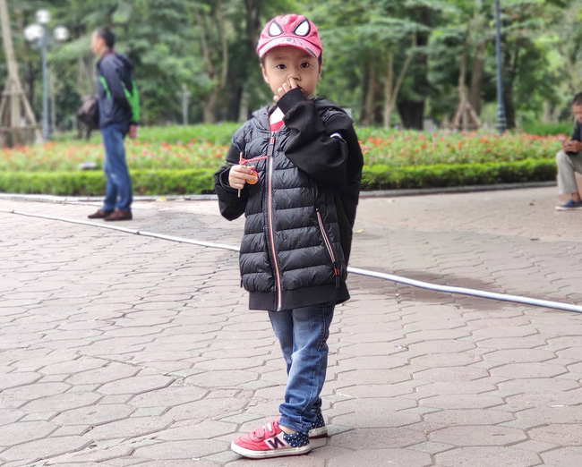 Hà Nội: Không khí lạnh tràn về, nhiệt độ giảm mạnh, người dân thích thú mặc áo ấm ra đường dưới trời mưa phùn - 8 Hà Nội: Không khí lạnh tràn về, nhiệt độ giảm mạnh, người dân thích thú mặc áo ấm ra đường dưới trời mưa phùn - 8
