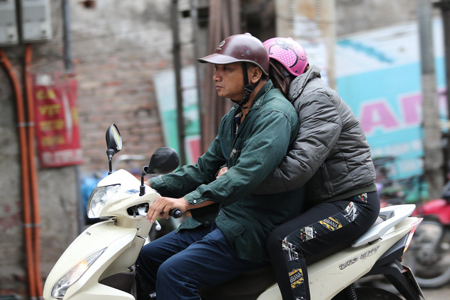Hà Nội: Không khí lạnh tràn về, nhiệt độ giảm mạnh, người dân thích thú mặc áo ấm ra đường dưới trời mưa phùn Hà Nội: Không khí lạnh tràn về, nhiệt độ giảm mạnh, người dân thích thú mặc áo ấm ra đường dưới trời mưa phùn