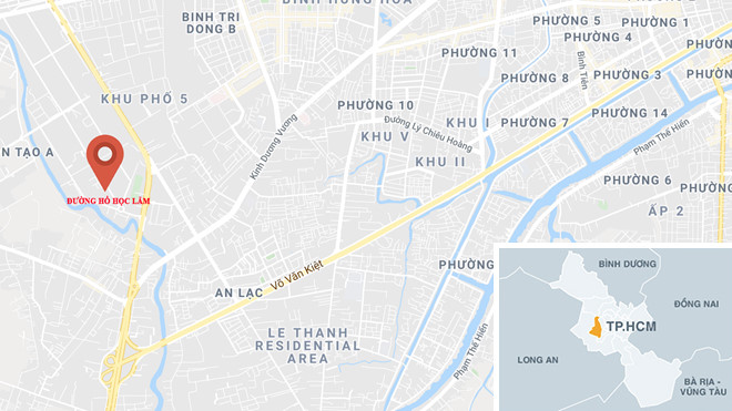 Nhà xưởng cháy ngùn ngụt trong đêm ở TP.HCM - 1