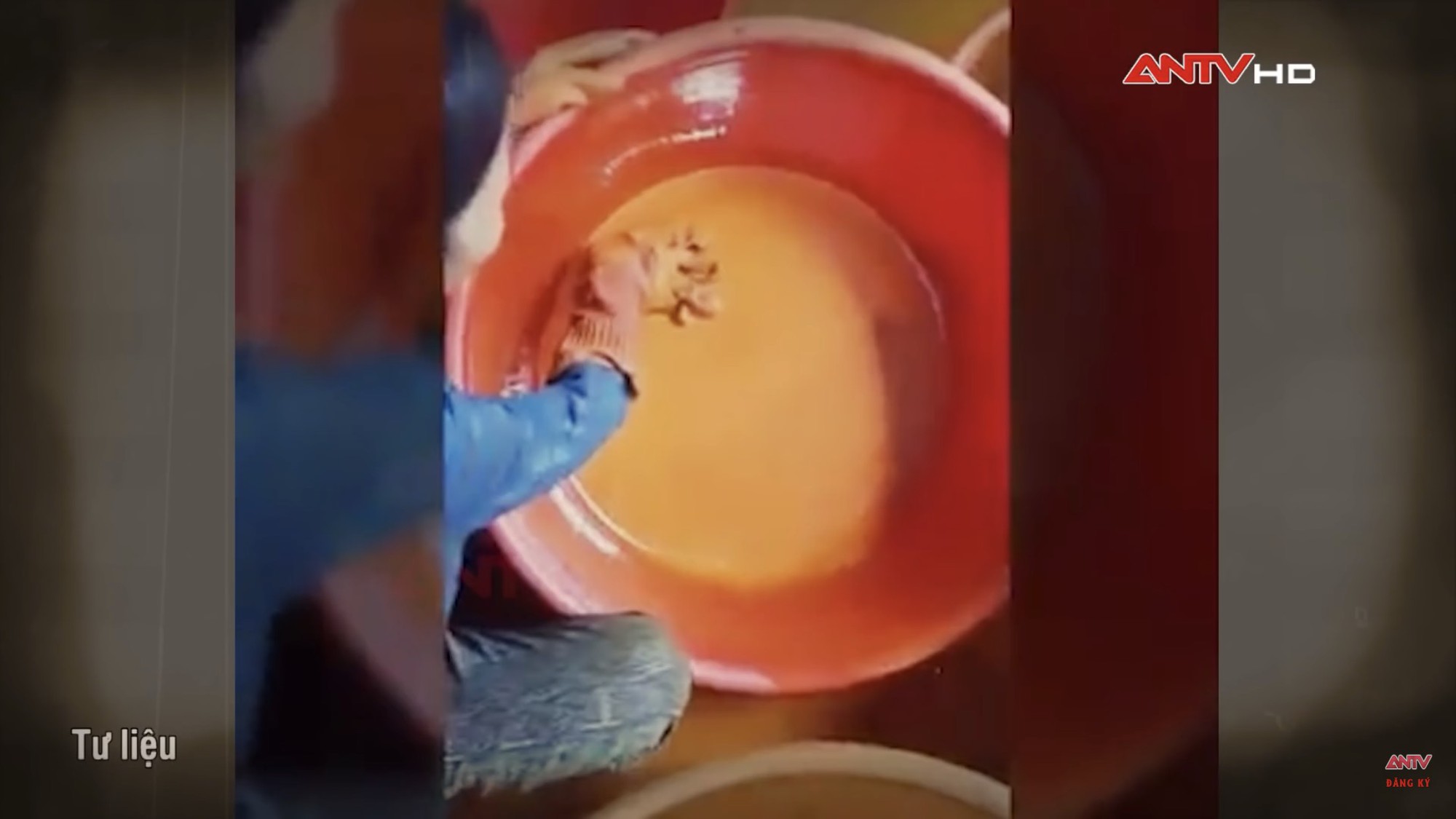 Rùng mình với loại tinh bột nghệ giá rẻ, trộn phẩm màu, hóa chất: Người tiêu dùng tưởng bổ lại hóa 'khổ' vì hại gan, rước thêm bệnh - 4 Rùng mình với loại tinh bột nghệ giá rẻ, trộn phẩm màu, hóa chất: Người tiêu dùng tưởng bổ lại hóa 'khổ' vì hại gan, rước thêm bệnh - 4