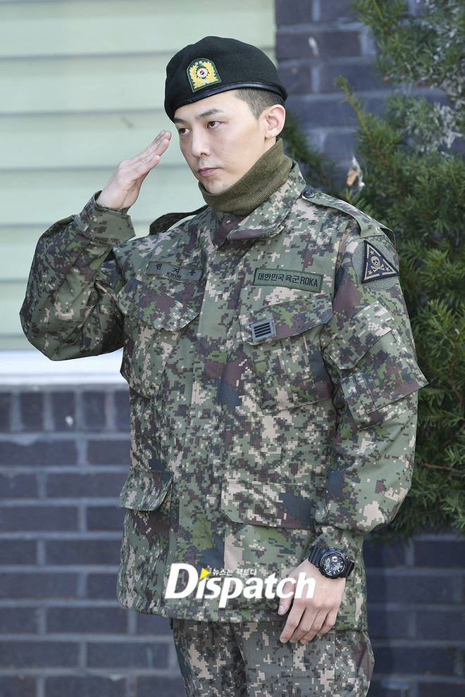 Xuất ngũ được 1 ngày, G-Dragon bất ngờ trở thành tâm điểm chỉ trích vì một hành động sai quy cách Xuất ngũ được 1 ngày, G-Dragon bất ngờ trở thành tâm điểm chỉ trích vì một hành động sai quy cách
