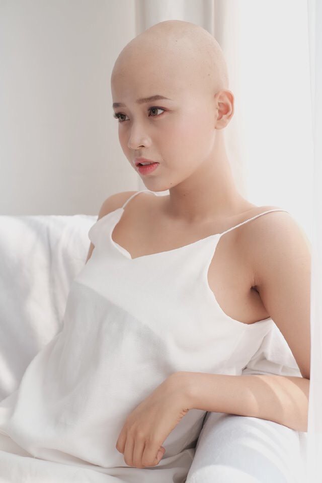 Nữ sinh Ngoại thương đang 'chiến đấu' với căn bệnh ung thư: 'Rõ ràng mình còn rất trẻ mà...' - 2 Nữ sinh Ngoại thương đang 'chiến đấu' với căn bệnh ung thư: 'Rõ ràng mình còn rất trẻ mà...' - 2