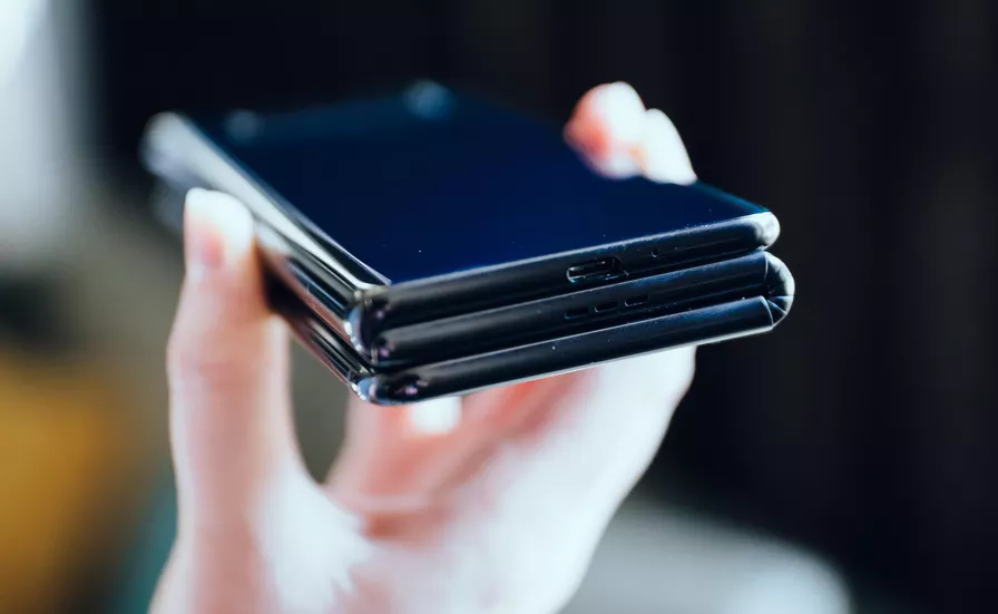 Quên Galaxy Fold đi, smartphone này có 2 bản lề màn hình 10 inch - 6 Quên Galaxy Fold đi, smartphone này có 2 bản lề màn hình 10 inch - 6
