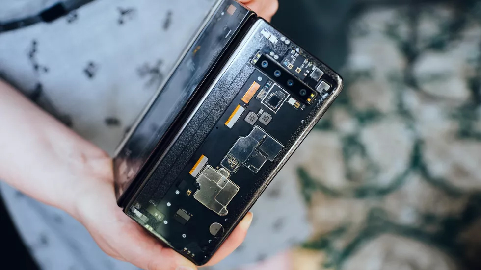 Quên Galaxy Fold đi, smartphone này có 2 bản lề màn hình 10 inch - 5 Quên Galaxy Fold đi, smartphone này có 2 bản lề màn hình 10 inch - 5