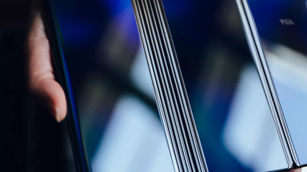 Quên Galaxy Fold đi, smartphone này có 2 bản lề màn hình 10 inch - 4 Quên Galaxy Fold đi, smartphone này có 2 bản lề màn hình 10 inch - 4