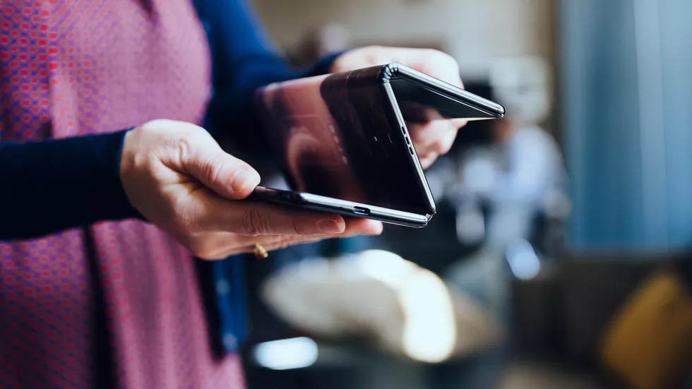 Quên Galaxy Fold đi, smartphone này có 2 bản lề màn hình 10 inch - 8 Quên Galaxy Fold đi, smartphone này có 2 bản lề màn hình 10 inch - 8
