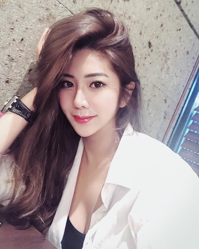 Chỉ đi đổ xăng, gái xinh lập tức gây bão mạng vì đôi chân dài miên man và siêu xe chục tỷ kế bên - 2 Chỉ đi đổ xăng, gái xinh lập tức gây bão mạng vì đôi chân dài miên man và siêu xe chục tỷ kế bên - 2