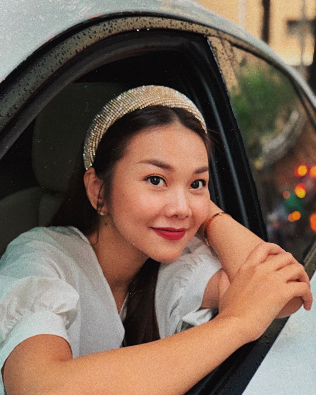 Thanh Hằng lúc nào cũng nổi-bần-bật theo đúng nghĩa đen, một phần là bởi cô rất chăm diện item 'hack tuổi' tài tình này - 4 Thanh Hằng lúc nào cũng nổi-bần-bật theo đúng nghĩa đen, một phần là bởi cô rất chăm diện item 'hack tuổi' tài tình này - 4