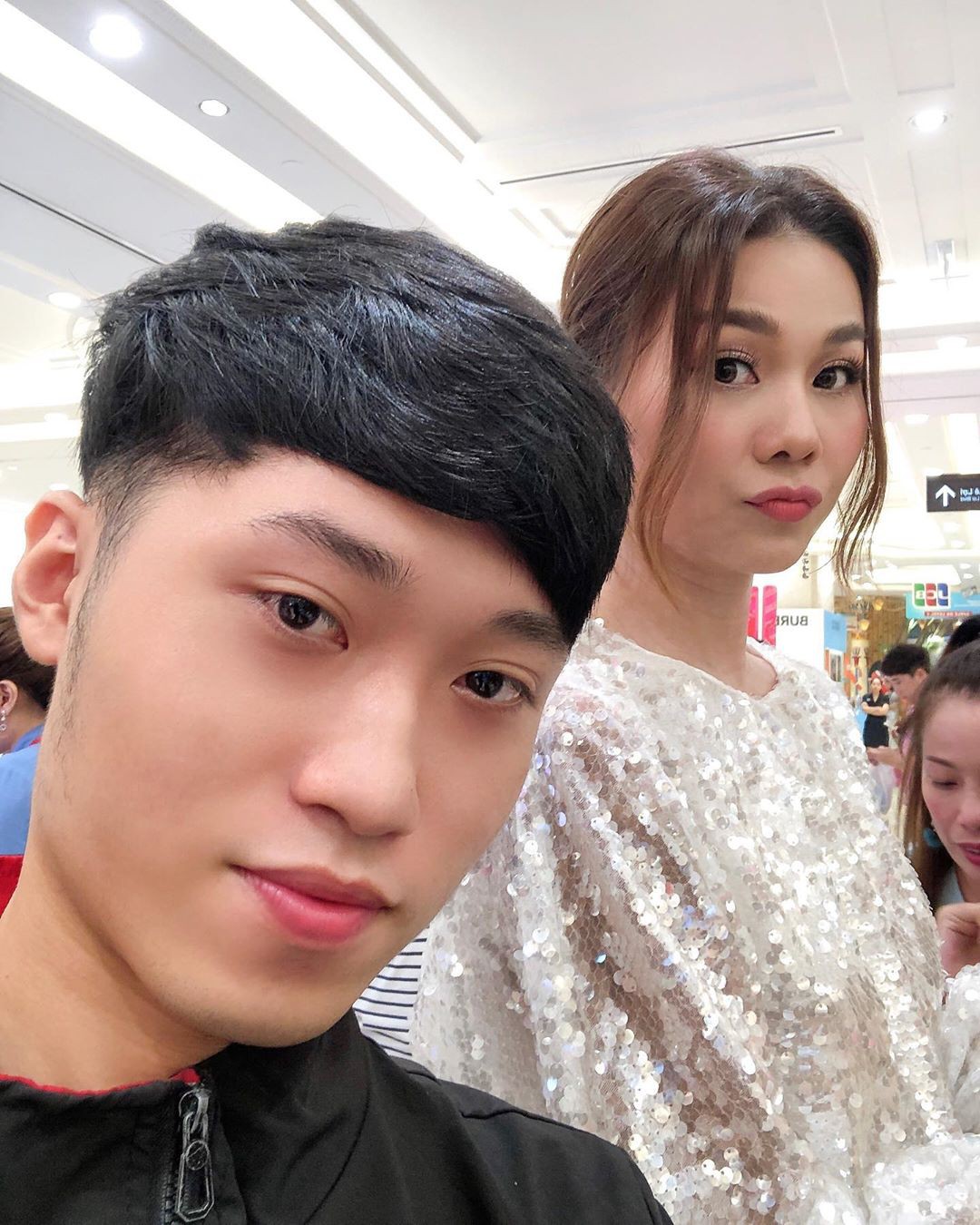 Thanh Hằng lúc nào cũng nổi-bần-bật theo đúng nghĩa đen, một phần là bởi cô rất chăm diện item 'hack tuổi' tài tình này - 5 Thanh Hằng lúc nào cũng nổi-bần-bật theo đúng nghĩa đen, một phần là bởi cô rất chăm diện item 'hack tuổi' tài tình này - 5