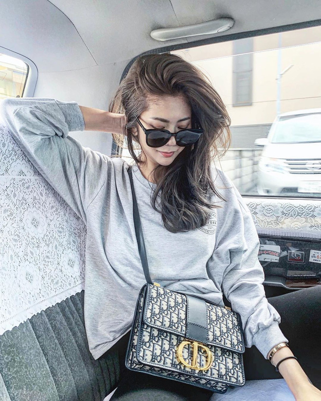 Chỉ đi đổ xăng, gái xinh lập tức gây bão mạng vì đôi chân dài miên man và siêu xe chục tỷ kế bên - 15 Chỉ đi đổ xăng, gái xinh lập tức gây bão mạng vì đôi chân dài miên man và siêu xe chục tỷ kế bên - 15