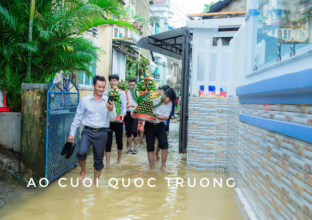 Quan viên hai họ xắn quần, đem thuyền thúng bì bõm vượt lũ đi rước dâu ngày mưa bão gây xôn xao - 6 Quan viên hai họ xắn quần, đem thuyền thúng bì bõm vượt lũ đi rước dâu ngày mưa bão gây xôn xao - 6
