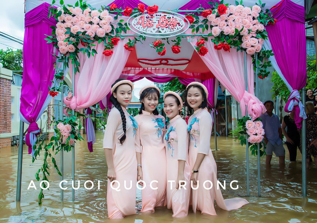 Quan viên hai họ xắn quần, đem thuyền thúng bì bõm vượt lũ đi rước dâu ngày mưa bão gây xôn xao - 8 Quan viên hai họ xắn quần, đem thuyền thúng bì bõm vượt lũ đi rước dâu ngày mưa bão gây xôn xao - 8