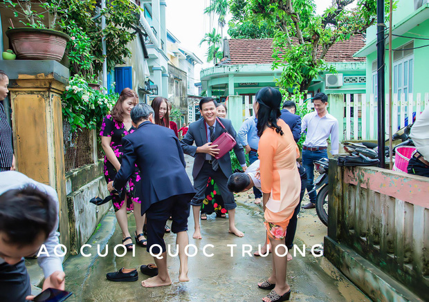 Quan viên hai họ xắn quần, đem thuyền thúng bì bõm vượt lũ đi rước dâu ngày mưa bão gây xôn xao - 7 Quan viên hai họ xắn quần, đem thuyền thúng bì bõm vượt lũ đi rước dâu ngày mưa bão gây xôn xao - 7