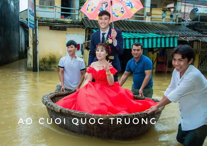 Quan viên hai họ xắn quần, đem thuyền thúng bì bõm vượt lũ đi rước dâu ngày mưa bão gây xôn xao - 2 Quan viên hai họ xắn quần, đem thuyền thúng bì bõm vượt lũ đi rước dâu ngày mưa bão gây xôn xao - 2