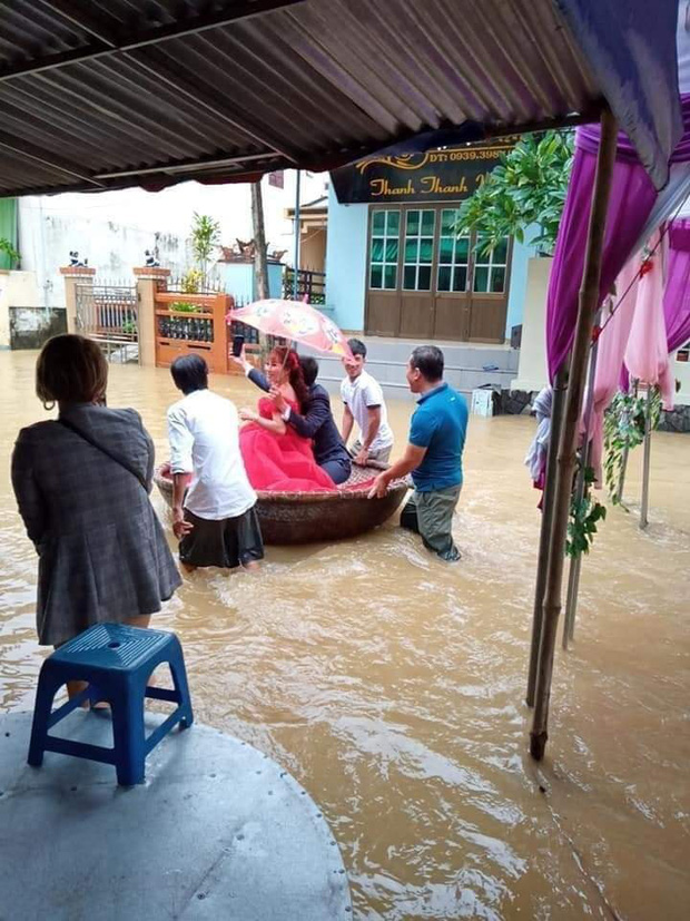Quan viên hai họ xắn quần, đem thuyền thúng bì bõm vượt lũ đi rước dâu ngày mưa bão gây xôn xao - 3 Quan viên hai họ xắn quần, đem thuyền thúng bì bõm vượt lũ đi rước dâu ngày mưa bão gây xôn xao - 3