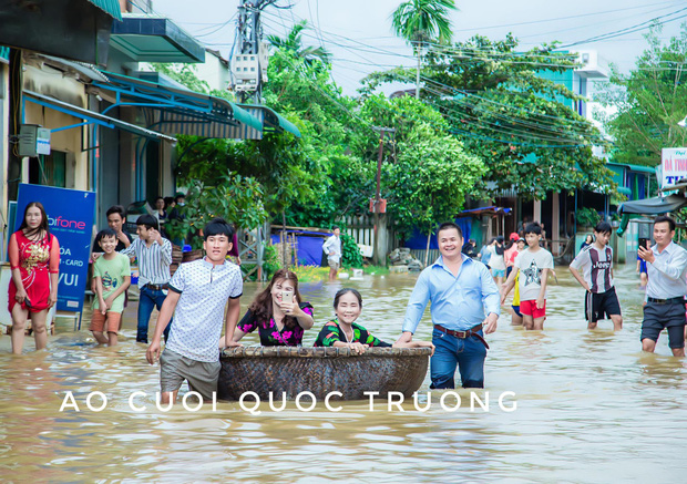 Quan viên hai họ xắn quần, đem thuyền thúng bì bõm vượt lũ đi rước dâu ngày mưa bão gây xôn xao - 4 Quan viên hai họ xắn quần, đem thuyền thúng bì bõm vượt lũ đi rước dâu ngày mưa bão gây xôn xao - 4