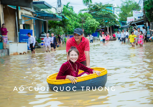 Quan viên hai họ xắn quần, đem thuyền thúng bì bõm vượt lũ đi rước dâu ngày mưa bão gây xôn xao - 5 Quan viên hai họ xắn quần, đem thuyền thúng bì bõm vượt lũ đi rước dâu ngày mưa bão gây xôn xao - 5