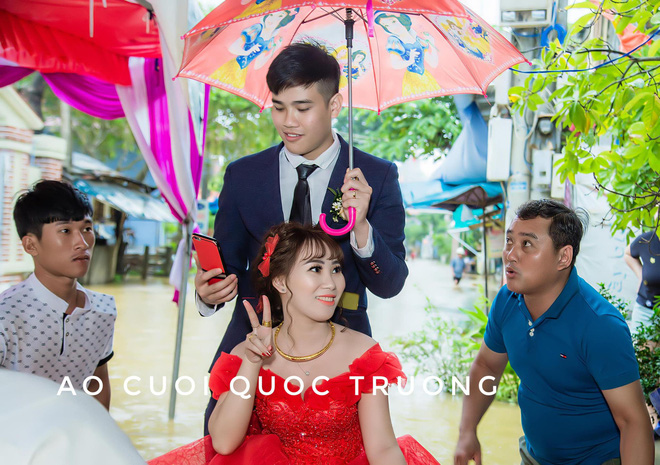 Quan viên hai họ xắn quần, đem thuyền thúng bì bõm vượt lũ đi rước dâu ngày mưa bão gây xôn xao - 1 Quan viên hai họ xắn quần, đem thuyền thúng bì bõm vượt lũ đi rước dâu ngày mưa bão gây xôn xao - 1