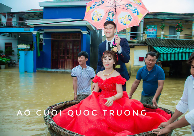 Quan viên hai họ xắn quần, đem thuyền thúng bì bõm vượt lũ đi rước dâu ngày mưa bão gây xôn xao Quan viên hai họ xắn quần, đem thuyền thúng bì bõm vượt lũ đi rước dâu ngày mưa bão gây xôn xao