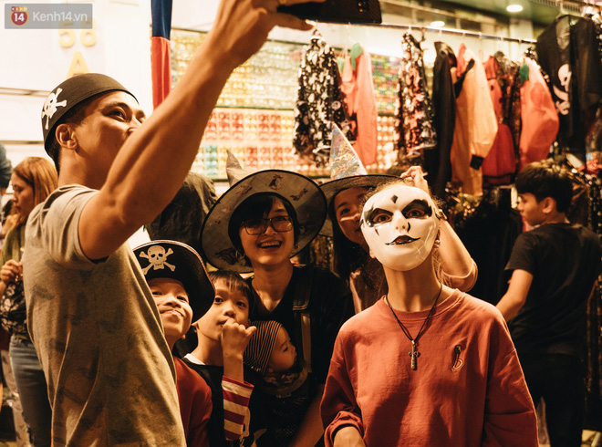 Mãn nhãn với những màn hoá trang của dàn trai xinh gái đẹp trong đêm Halloween - 23 Mãn nhãn với những màn hoá trang của dàn trai xinh gái đẹp trong đêm Halloween - 23