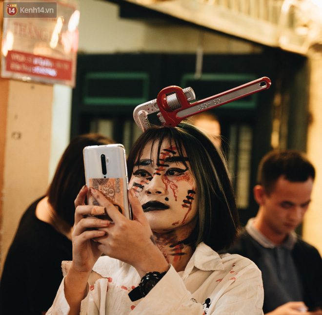 Mãn nhãn với những màn hoá trang của dàn trai xinh gái đẹp trong đêm Halloween Mãn nhãn với những màn hoá trang của dàn trai xinh gái đẹp trong đêm Halloween