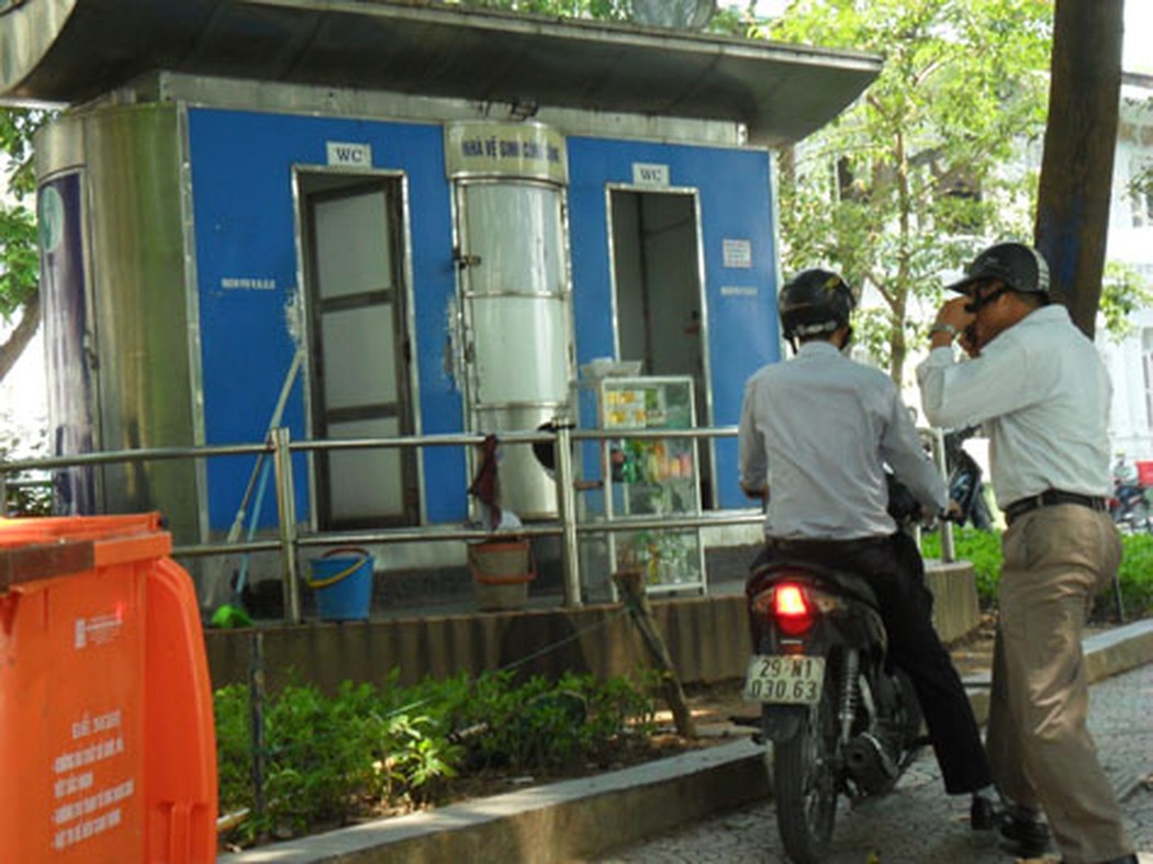 Vụ mô hình triển lãm ở Hồ Gươm bị di dời vì người dân tưởng nhầm là toilet: Những cái 'tặc lưỡi' nghe rất vô lý nhưng lại chẳng thuyết phục chút nào - 3 Vụ mô hình triển lãm ở Hồ Gươm bị di dời vì người dân tưởng nhầm là toilet: Những cái 'tặc lưỡi' nghe rất vô lý nhưng lại chẳng thuyết phục chút nào - 3