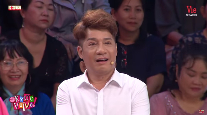 MC Quyền Linh: 'Phú Quang chỉ vào nơi ghi tên những người bạn đã mất và hỏi tôi có muốn anh ghi lên đó không?' MC Quyền Linh: 'Phú Quang chỉ vào nơi ghi tên những người bạn đã mất và hỏi tôi có muốn anh ghi lên đó không?'