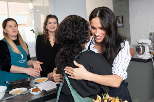 Meghan Markle bất ngờ xuất hiện trong thời gian 'ở ẩn', đeo tạp dề và chăm chú làm bánh nhưng vẫn bị tố là làm màu - 2 Meghan Markle bất ngờ xuất hiện trong thời gian 'ở ẩn', đeo tạp dề và chăm chú làm bánh nhưng vẫn bị tố là làm màu - 2