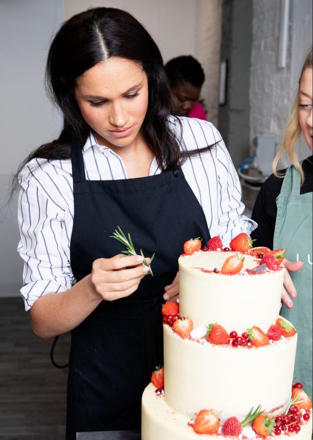 Meghan Markle bất ngờ xuất hiện trong thời gian 'ở ẩn', đeo tạp dề và chăm chú làm bánh nhưng vẫn bị tố là làm màu - 3 Meghan Markle bất ngờ xuất hiện trong thời gian 'ở ẩn', đeo tạp dề và chăm chú làm bánh nhưng vẫn bị tố là làm màu - 3