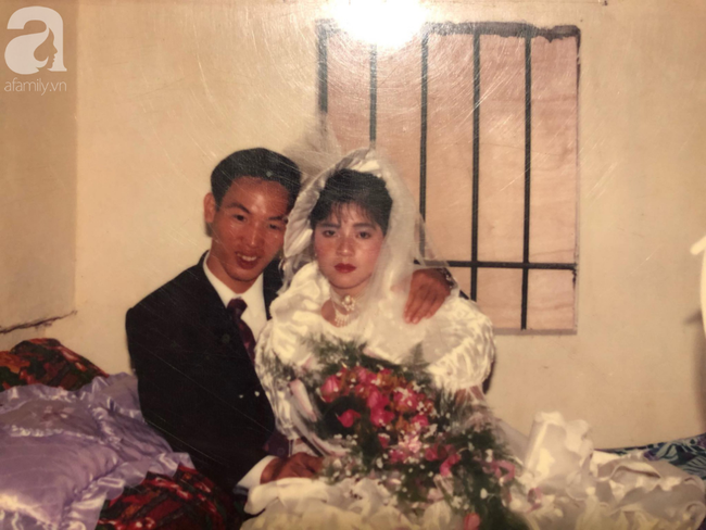 Chuyện tình đặc biệt của chàng trai Hà Thành và cô gái thôn quê: 25 năm không ngọt ngào lãng mạn và tình yêu bất tử qua lời kể của con gái - 2 Chuyện tình đặc biệt của chàng trai Hà Thành và cô gái thôn quê: 25 năm không ngọt ngào lãng mạn và tình yêu bất tử qua lời kể của con gái - 2