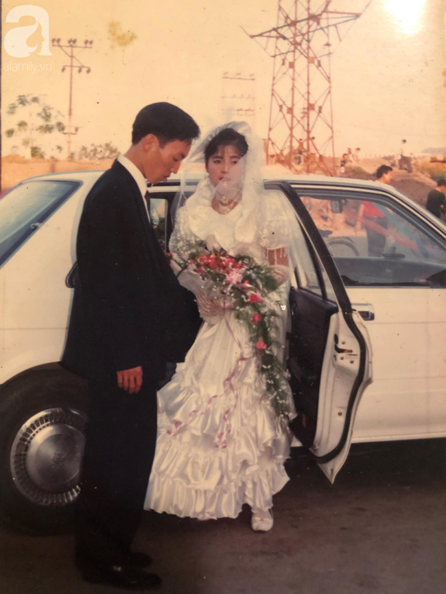 Chuyện tình đặc biệt của chàng trai Hà Thành và cô gái thôn quê: 25 năm không ngọt ngào lãng mạn và tình yêu bất tử qua lời kể của con gái - 1 Chuyện tình đặc biệt của chàng trai Hà Thành và cô gái thôn quê: 25 năm không ngọt ngào lãng mạn và tình yêu bất tử qua lời kể của con gái - 1