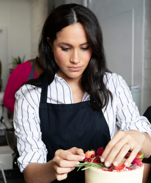 Meghan Markle bất ngờ xuất hiện trong thời gian 'ở ẩn', đeo tạp dề và chăm chú làm bánh nhưng vẫn bị tố là làm màu - 4 Meghan Markle bất ngờ xuất hiện trong thời gian 'ở ẩn', đeo tạp dề và chăm chú làm bánh nhưng vẫn bị tố là làm màu - 4