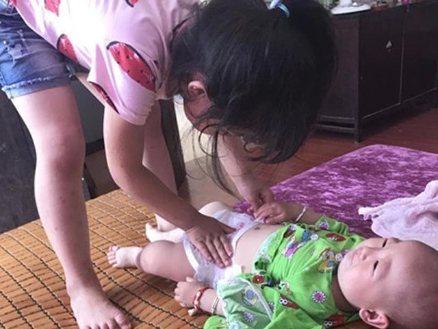 Bé gái 5 tuổi ném em sơ sinh từ tầng 5 vì câu nói 'Mẹ cho em ra rìa rồi' Bé gái 5 tuổi ném em sơ sinh từ tầng 5 vì câu nói 'Mẹ cho em ra rìa rồi'