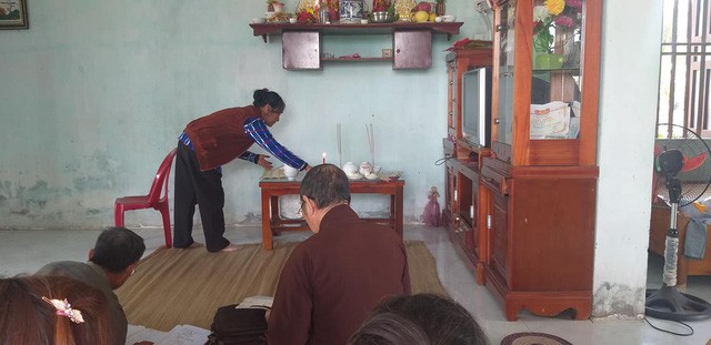 Hé lộ lý do khiến người mẹ bế con 4 tuổi lên cầu cho ăn cháo rồi nhảy sông tự tử Hé lộ lý do khiến người mẹ bế con 4 tuổi lên cầu cho ăn cháo rồi nhảy sông tự tử