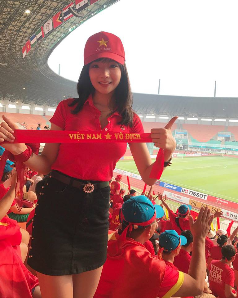 CĐV Việt xinh đẹp từng được truyền hình Hàn Quốc phỏng vấn gây bất ngờ khi khoe ảnh bầu 6 tháng ở tuổi 22 - 3 CĐV Việt xinh đẹp từng được truyền hình Hàn Quốc phỏng vấn gây bất ngờ khi khoe ảnh bầu 6 tháng ở tuổi 22 - 3