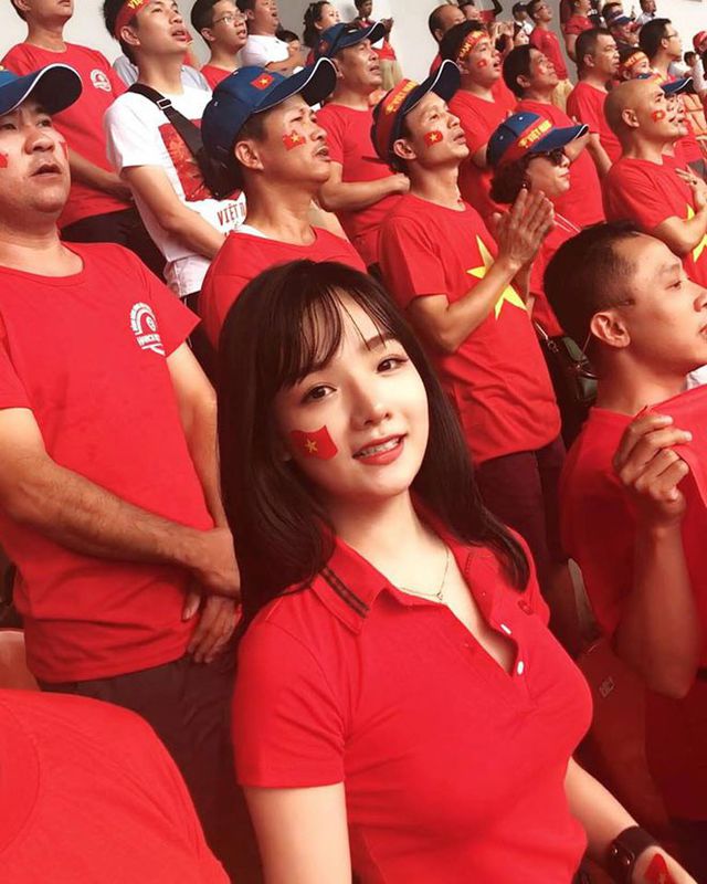 CĐV Việt xinh đẹp từng được truyền hình Hàn Quốc phỏng vấn gây bất ngờ khi khoe ảnh bầu 6 tháng ở tuổi 22 - 2 CĐV Việt xinh đẹp từng được truyền hình Hàn Quốc phỏng vấn gây bất ngờ khi khoe ảnh bầu 6 tháng ở tuổi 22 - 2