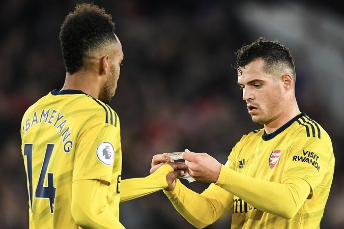 Xhaka bị tước băng thủ quân sau vụ văng tục với các fan Arsenal Xhaka bị tước băng thủ quân sau vụ văng tục với các fan Arsenal