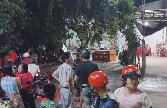 Bị người lạ đặt quan tài trước nhà vì con trai nợ nần Bị người lạ đặt quan tài trước nhà vì con trai nợ nần