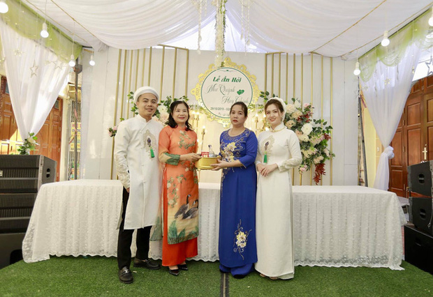 Chuyện tình 'nhà nàng ở cạnh nhà tôi' của cặp đôi chênh nhau 7 tuổi, đám cưới mắc chung một rạp khiến bao người ngưỡng mộ - 2 Chuyện tình 'nhà nàng ở cạnh nhà tôi' của cặp đôi chênh nhau 7 tuổi, đám cưới mắc chung một rạp khiến bao người ngưỡng mộ - 2