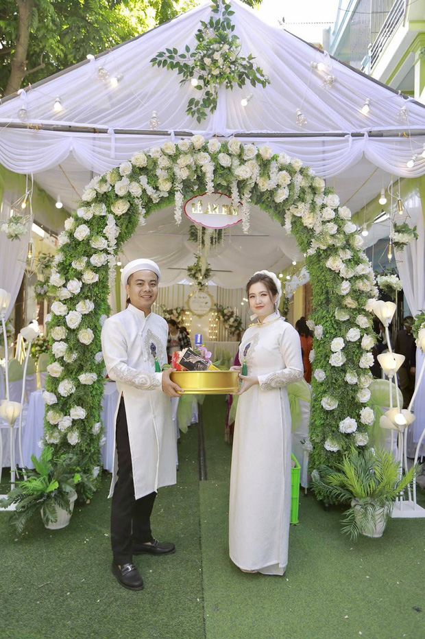 Chuyện tình 'nhà nàng ở cạnh nhà tôi' của cặp đôi chênh nhau 7 tuổi, đám cưới mắc chung một rạp khiến bao người ngưỡng mộ - 4 Chuyện tình 'nhà nàng ở cạnh nhà tôi' của cặp đôi chênh nhau 7 tuổi, đám cưới mắc chung một rạp khiến bao người ngưỡng mộ - 4