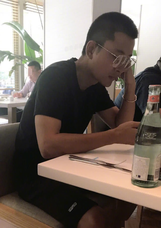 Từ một 'nam thần kinh' luôn vui vẻ, Giả Nãi Lượng suy sụp, như biến thành một người khác sau hàng loạt clip bằng chứng ngoại tình của vợ - 11 Từ một 'nam thần kinh' luôn vui vẻ, Giả Nãi Lượng suy sụp, như biến thành một người khác sau hàng loạt clip bằng chứng ngoại tình của vợ - 11