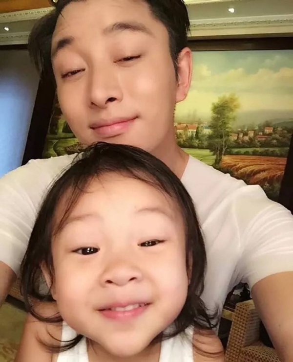 Từ một 'nam thần kinh' luôn vui vẻ, Giả Nãi Lượng suy sụp, như biến thành một người khác sau hàng loạt clip bằng chứng ngoại tình của vợ - 5 Từ một 'nam thần kinh' luôn vui vẻ, Giả Nãi Lượng suy sụp, như biến thành một người khác sau hàng loạt clip bằng chứng ngoại tình của vợ - 5
