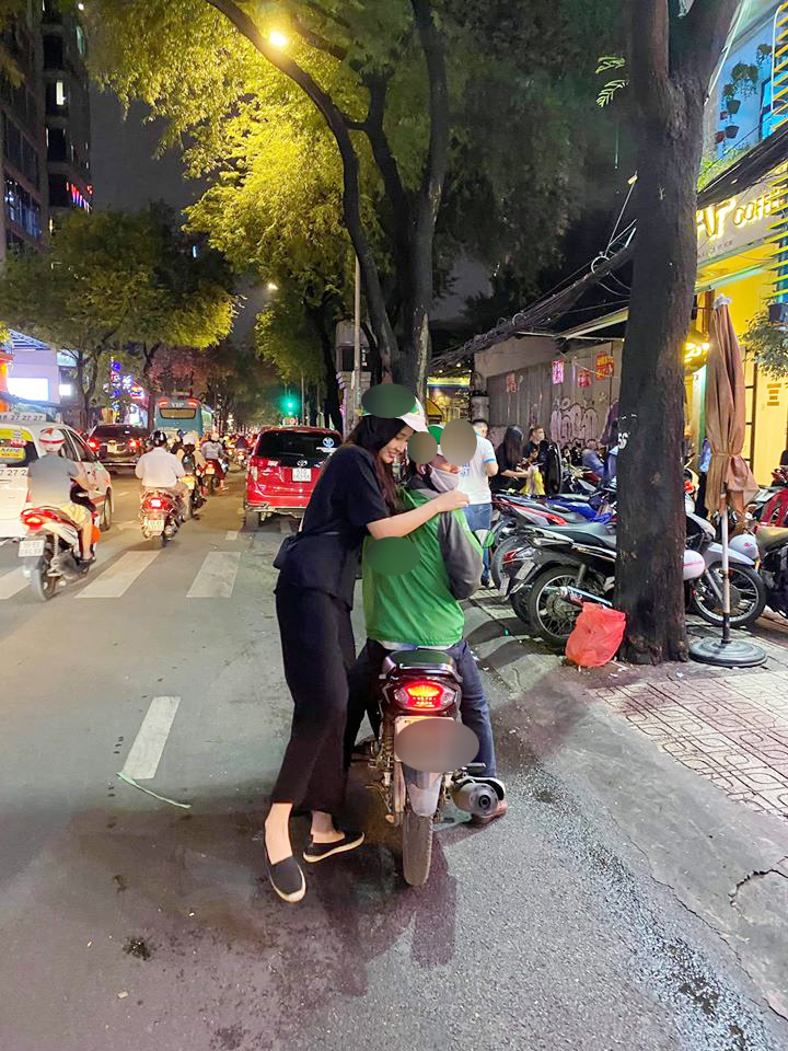 Đăng hình đi xe ôm, Mai Phương Thúy bị bạn bè 'bóc phốt' dìm hàng cả anh tài xế lẫn chiếc xe vì lý do 'dở khóc dở cười' này Đăng hình đi xe ôm, Mai Phương Thúy bị bạn bè 'bóc phốt' dìm hàng cả anh tài xế lẫn chiếc xe vì lý do 'dở khóc dở cười' này