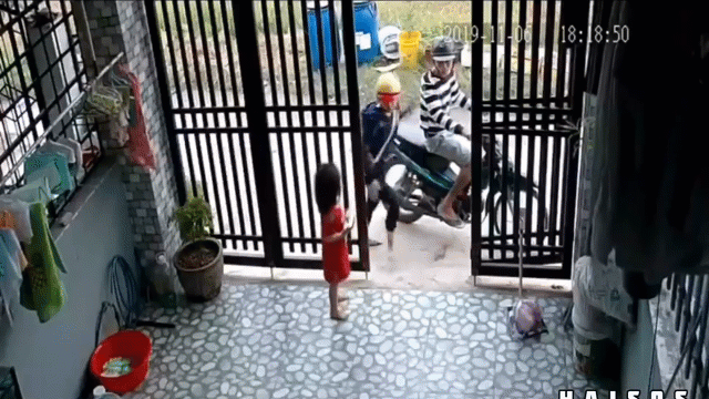 Video: Anh trai bất lực truy hô khi em gái bị cướp điện thoại trước cửa nhà Video: Anh trai bất lực truy hô khi em gái bị cướp điện thoại trước cửa nhà