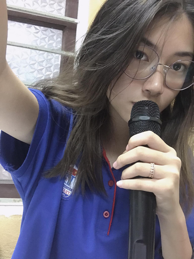 Bị phạt đứng vẫn phải 'quý tộc', nữ sinh Hà Nội bỗng nổi khắp mạng xã hội sau 'vài nốt nhạc' - 1 Bị phạt đứng vẫn phải 'quý tộc', nữ sinh Hà Nội bỗng nổi khắp mạng xã hội sau 'vài nốt nhạc' - 1