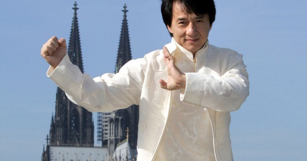 Thành Long Jackie Chan - ngôi sao gây tranh cãi, phim và đời khác xa nhau - 1 Thành Long Jackie Chan - ngôi sao gây tranh cãi, phim và đời khác xa nhau - 1